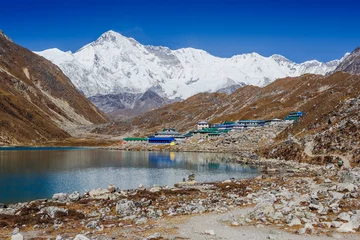 Papier Peint photo Cho Oyu Belle vue sur la montagne avec reflet dans le lac Gokyo et la montagne Cho Oyu, Himalaya, Népal