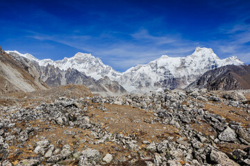 Fototapeta na wymiar Beautiful panorama of Himalayas mountains on the way to fifth Gokyo lake