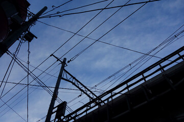 ワイヤーなどが蔓延る、電車の送電線の線路沿い模様
