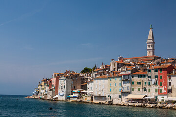 クロアチア　ロヴィニのアドリア海と旧市街の街並み