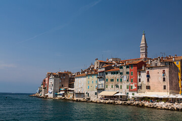 クロアチア　ロヴィニのアドリア海と旧市街の街並み