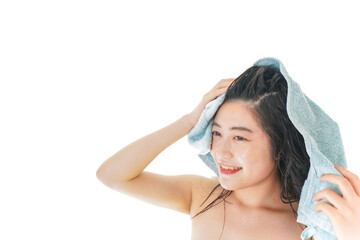 Fototapeta premium シャンプーをする若い女性