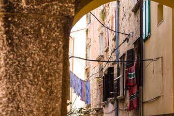 Fototapeta na wymiar クロアチア　ロヴィニの旧市街の路地裏