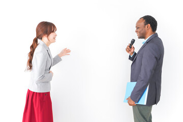 プレゼンテーションをする2人のビジネスパーソン