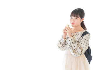 おやつを食べる若い女性