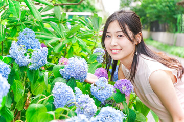 植物を鑑賞する若い女性