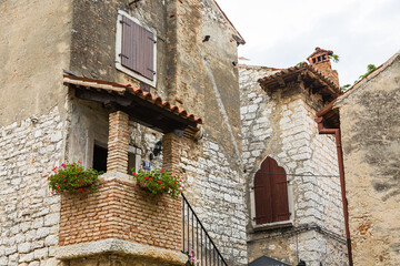 クロアチア　ポレッチの旧市街の路地風景