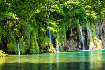 クロアチア　プリトヴィツェ湖群国立公園の流れ落ちる滝