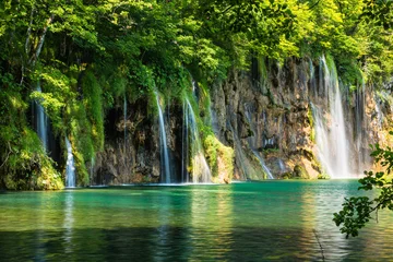 Tableau sur plexiglas Paysages クロアチア　プリトヴィツェ湖群国立公園の流れ落ちる滝  © pespiero