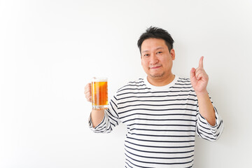 自宅でビールを飲む中年の男性