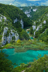 Fototapeta na wymiar クロアチア　プリトヴィツェ湖群国立公園の大きな湖と後ろに広がる山々