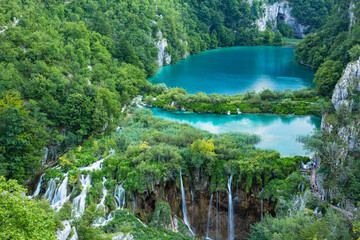 クロアチア　プリトヴィツェ湖群国立公園の大きな湖と流れ落ちる滝