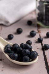 Superalimento orgánico antioxidante de arándanos, en un recipiente sobre una mesa de madera 