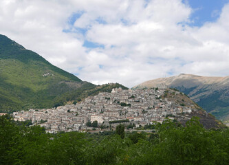 Fototapeta na wymiar scenia vista del caratteristico borgo di Morano Calabro in italia