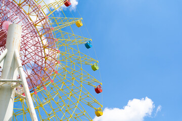 遊園地の観覧車と青空と雲