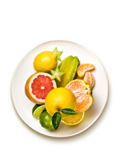 Prato no fundo branco com frutas variadas - laranja, limão, tangerina, kiwi e lima