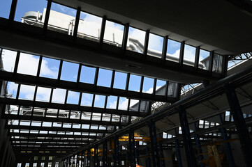 Toiture de bâtiment industriel avec des vitres