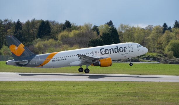 Condor Flugzeug beim Start auf einer Startbahn am Hamburger Flughafen