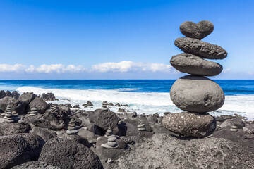 Fototapeta na wymiar Pierres superposées sur plage de la Réunion 
