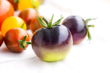 Tomatenernte auf Balkon angebaute Topftomaten sind reif zur Ernte