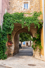 Fototapeta na wymiar Arche médiévale à Quinson en Provence