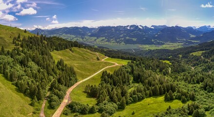 Ein Blick auf den Sarnersee in Obwalden, Schweiz (Luftaufnahme im August 2021)