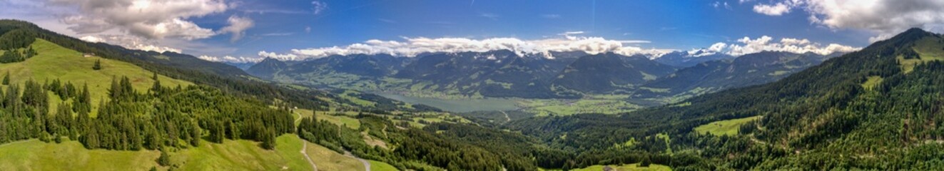 Naklejka na ściany i meble Ein Blick auf den Sarnersee in Obwalden, Schweiz (Luftaufnahme im August 2021)
