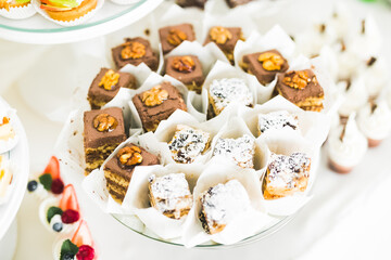 Obraz premium Delicious sweets on wedding candy buffet with desserts, cupcakes