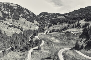 Der Glaubenberg und seine Passstrasse auf der Luft betrachtet, Schweiz (August 2021)