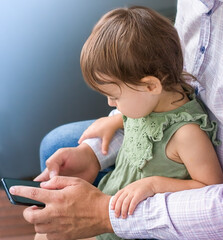 The girl with the daddy look at the phone