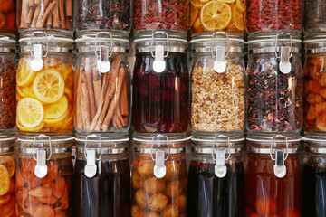 瓶に保存してあるいろいろな食材