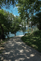 Sentiero intorno al lago