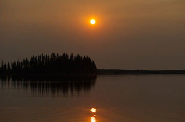 Naklejka premium Smoky Sunset at Astotin Lake