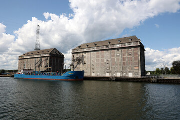 wielkie dźwigi portowe przygotowane do rozładunku statków dalekomorskich.  © FotoDax