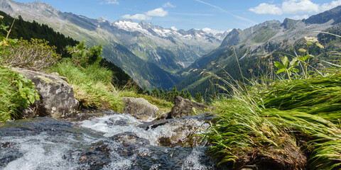 Panorama von frischem Quellwasser aus den Bergen