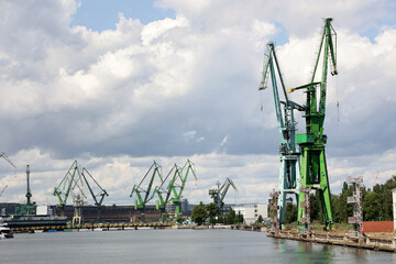 wielkie dźwigi portowe przygotowane do rozładunku statków dalekomorskich.  © FotoDax