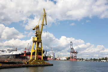 wielkie dźwigi portowe przygotowane do rozładunku statków dalekomorskich.  © FotoDax