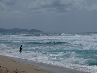 Mann in der Brandung am Meer