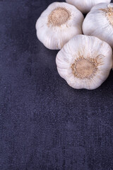Garlic and garlic bulbs on a black table