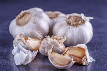 Garlic and garlic bulbs on a black table