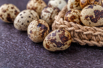 Obraz premium Quail eggs on the wooden plate. Quail eggs can be consumed by frying or boiling. In Indonesia quail eggs called telur puyuh.