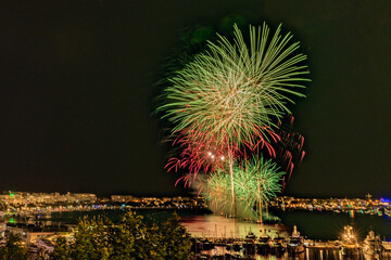 Feu d'artifice en baie de Cannes sur la C&ocirc;te d'Azur