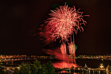 Naklejka premium Feu d'artifice en baie de Cannes sur la Côte d'Azur