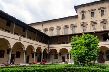 Fototapeta na wymiar Courtyard of the Basilica di San Lorenzo in Florence