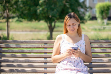 Naklejka premium beautiful girl using smart phone outdoors