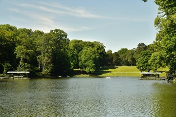 Les deux bacs faisant la navette entre la terre ferme et l'ile Robinson au lac du bois de la Cambre à Bruxelles