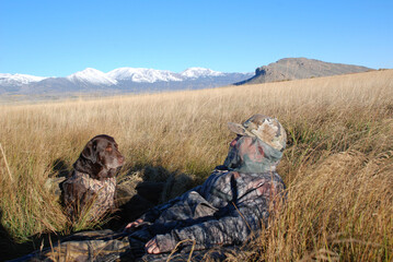 A hunter and Lab wait for birds 