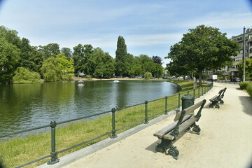 Coin de repos en face de l'eau aux Etangs d'Ixelles à Bruxelles