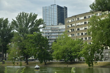 Fototapeta na wymiar Immeubles à appartements des années 30 et plus récents dans le quartier des étangs d'Ixelles à Bruxelles
