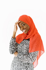 Obraz premium Nigerian woman in traditional clothes posing in studio